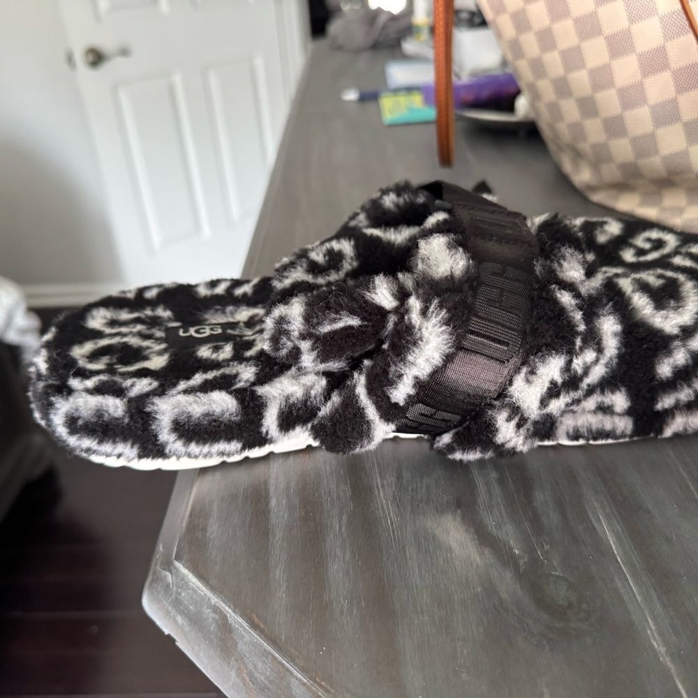 UGG Black and White Plush Slippers size 11 worn inside once so comfy - Picture 2 of 4